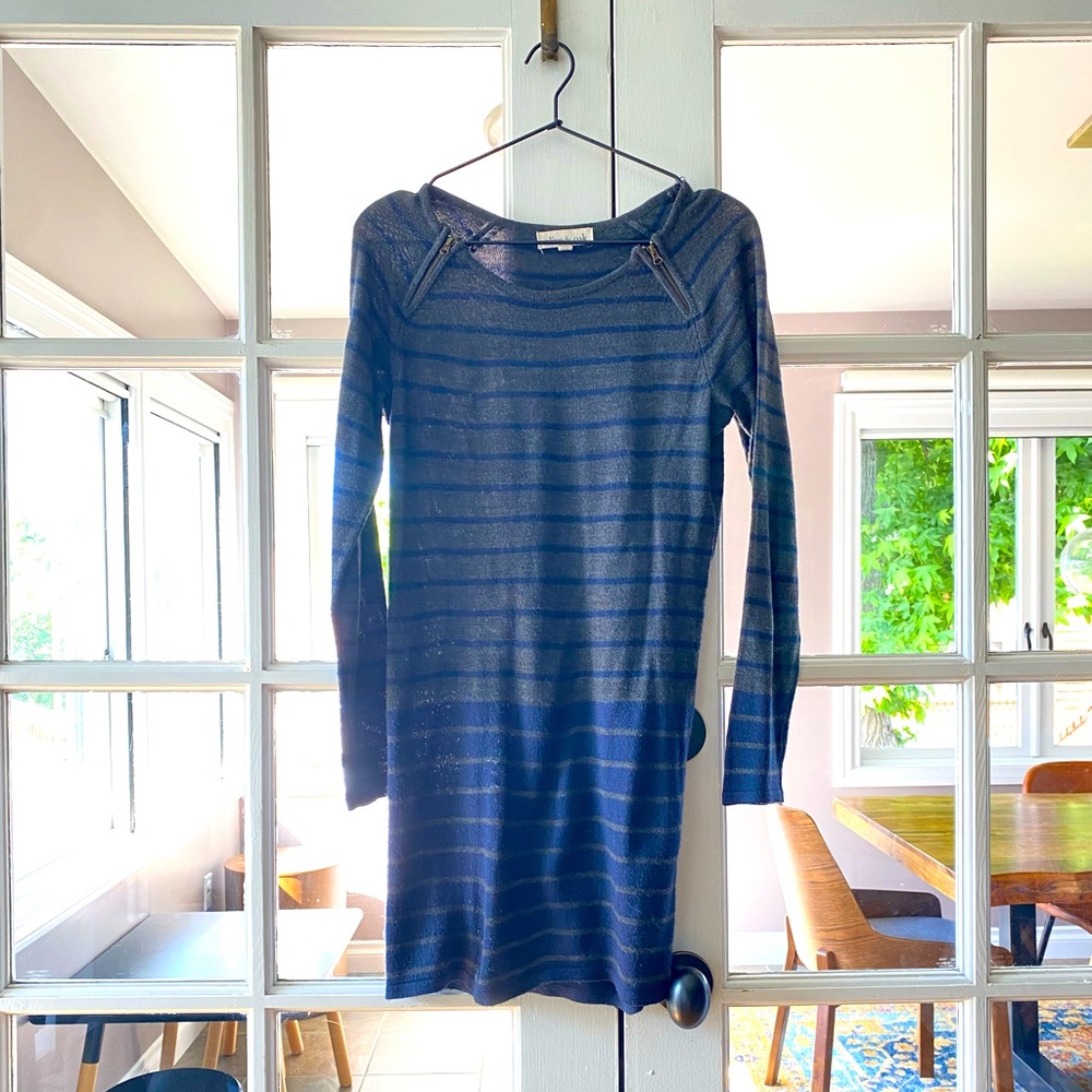 OLIVE & OAK grey sweater dress. size XS. zipper detail at neckline.